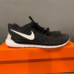 Nike Run 5.0 - Black NWOT
